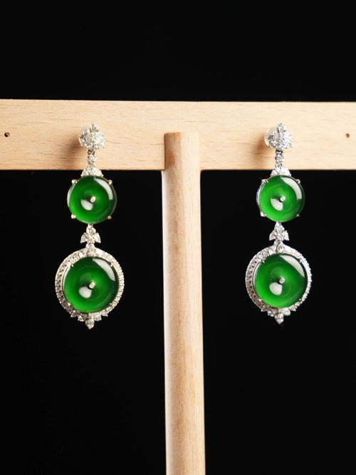 翡翠蛋面耳環(huán) 以精致典雅，雕琢耳畔的東方韻味