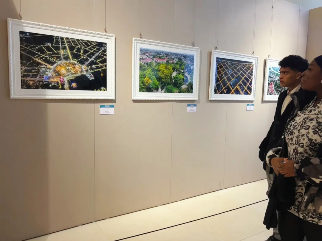 友城映像 四川文化藝術(shù)學(xué)院組織留學(xué)生參與綿陽與波季市攝影展，深化文化交流
